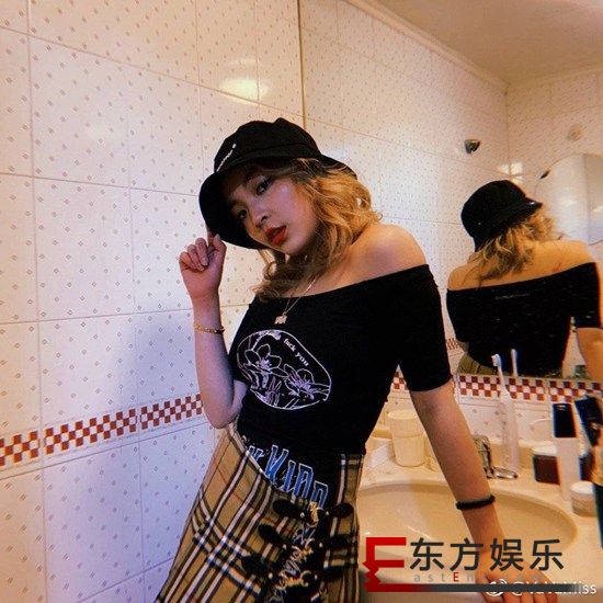 越来越会穿!VaVa晒照变身“精致猪猪女孩”