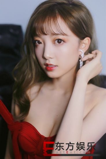 闪光少女范薇亮相影视盛典 演绎红裙新风尚