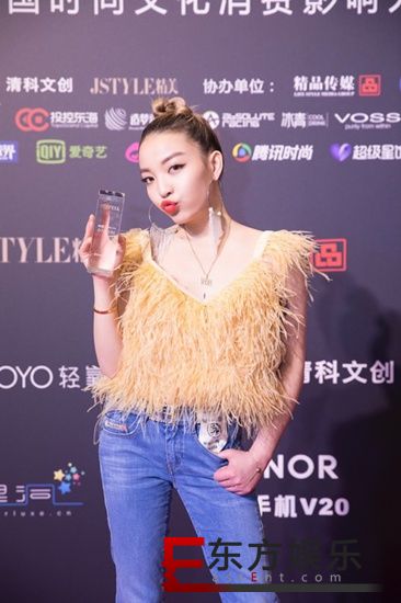 VaVa获最佳说唱歌手 牛仔性感红毯超惊艳