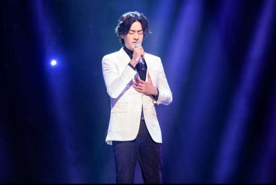 郑云龙不忘初心深情演唱《天边外》 告白最特别的人感动全场