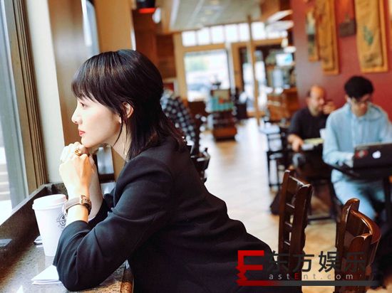 大长腿+侧颜杀!章龄之晒旅行照 休闲随性穿搭尽显完美身段
