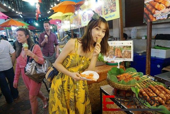 游客照!宣璐逛清迈夜市大快朵颐 头戴卡通玩偶趣致俏皮