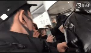 易烊千玺说别碰我 遭女粉丝咸猪手惹心疼!