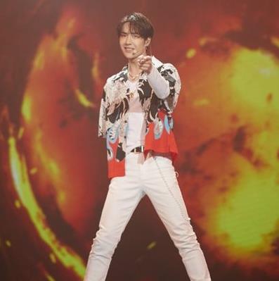 机车男孩上线!王一博湖南春晚复古歌曲串烧热血霸气帅炸了!