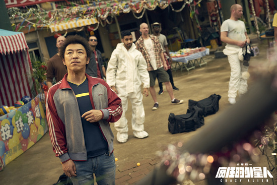 《疯狂的外星人》曝“猴子诞生记”无实物表演短片 公映首日揭秘三大看点