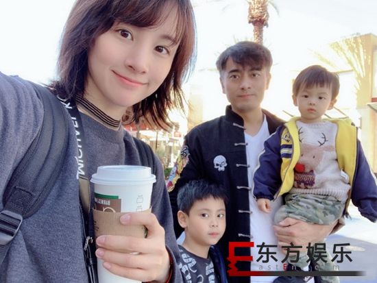 章龄之晒旅行全家福少女感十足 分享带娃出国经验干货满满