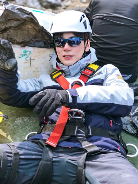 魏哲鸣再晒片场照 极限登山装备十分抢眼