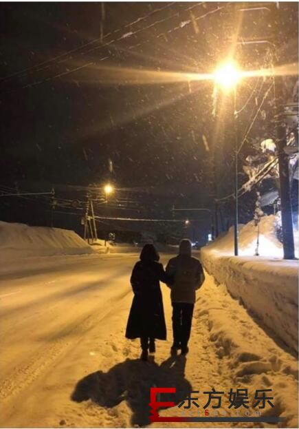 梁朝伟罕见秀恩爱 与刘嘉玲挽手雪中漫步!