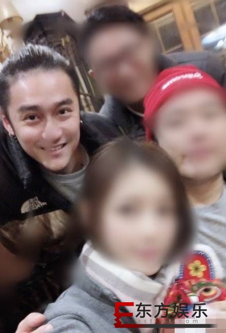 蒋劲夫朋友聚会照曝光 笑容出镜心情大好!