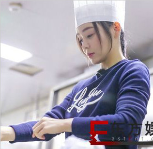 《我家那闺女》袁姗姗学厨艺大左试菜 12年来首次在家过年给父母做饭