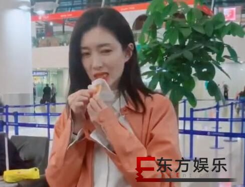 江疏影机场吃辣条 没有明星架子十分接地气!