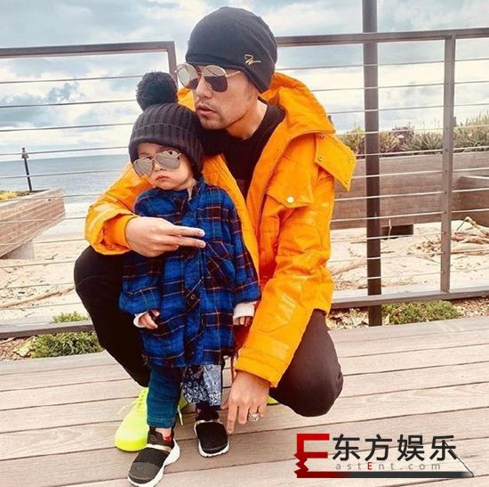 周杰伦晒小小周正面照 父子俩神态气质十分相似!