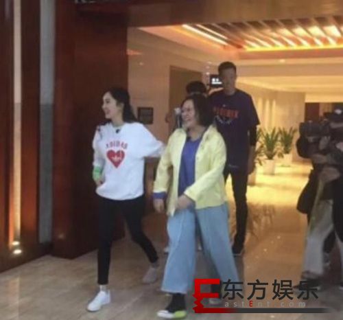 杨幂谢依霖同框 姐妹花再聚首却形似母女!