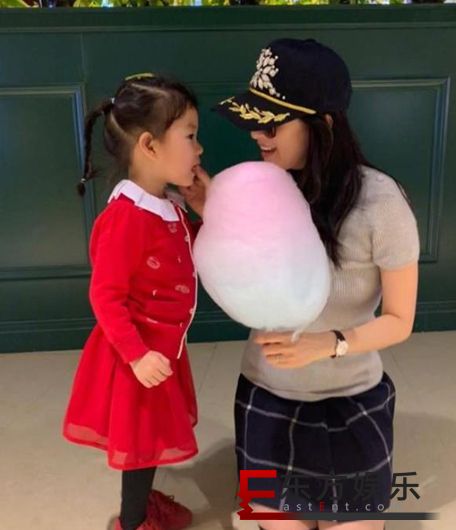章子怡为女儿擦嘴 国际章秒变女儿奴!
