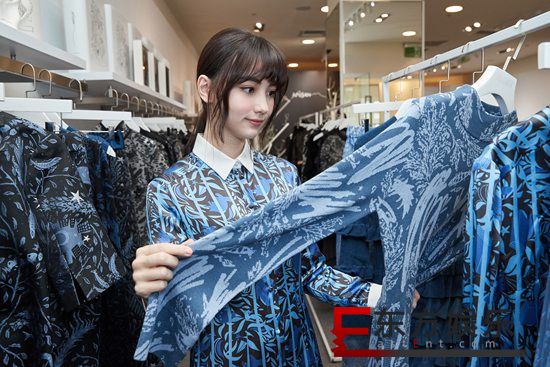 围棋女神黑嘉嘉化身潮店品牌大使 展现中西合璧古典与现代融合之美