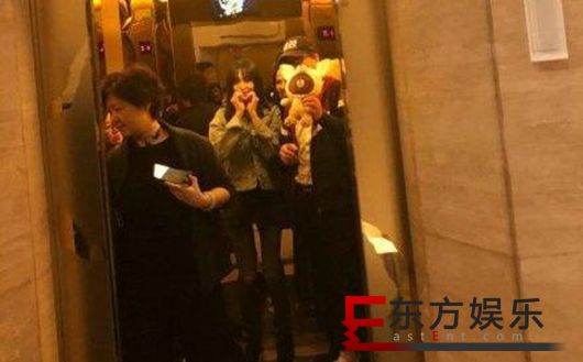 郑爽为新剧出山 清新可人为粉丝手动比心!