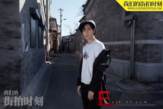 魏晨胡同街拍潮范儿尽显 全新电影作品拍摄中