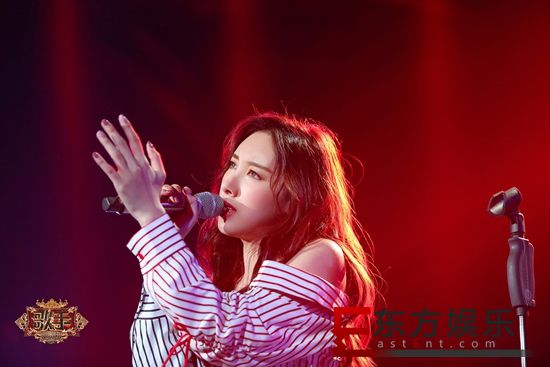 许靖韵献唱《我恨我痴心》 网友:宝藏小许什么曲风都hold得住