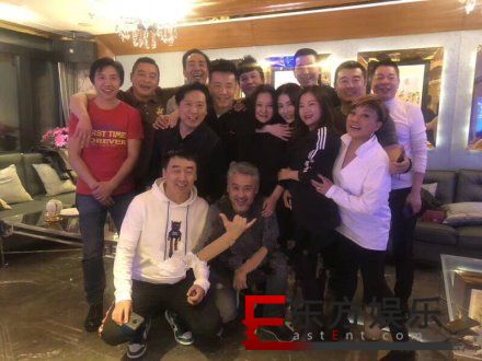 吴秀波近照曝光 身材发福头发灰白!