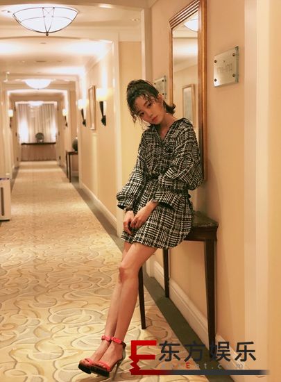 于莎莎优雅复古亮相上海时装周 线条美感分外吸睛