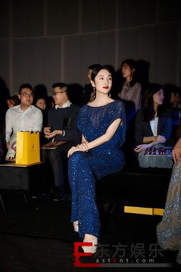 演员王妍苏亮相上海时装周,质感造型精致典雅!