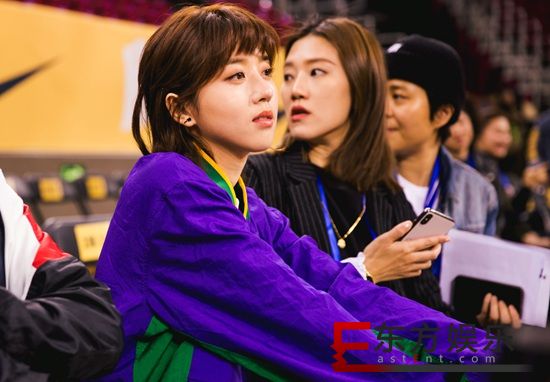 李凯馨携手王大陆助力耐高 今日份篮球女孩请查收