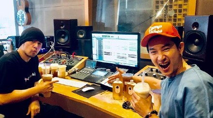 周杰伦开始录歌了 网友:只要写歌每天给你寄奶茶!