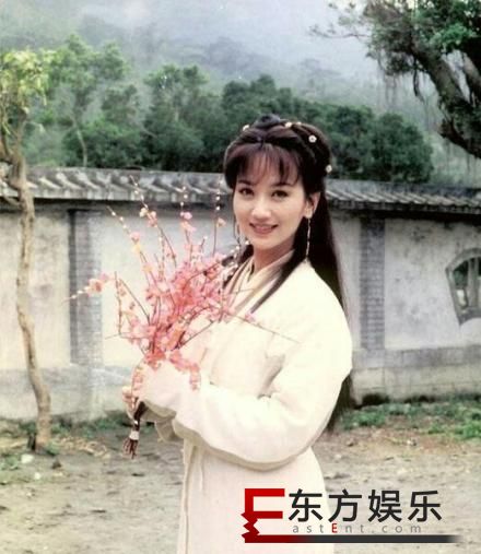 41岁的赵雅芝旧剧照曝光 手捧鲜花笑容灿烂似少女!