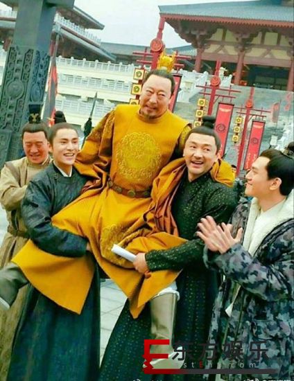 陈坤为倪大红庆生 网友:又在蹭父皇热度了!