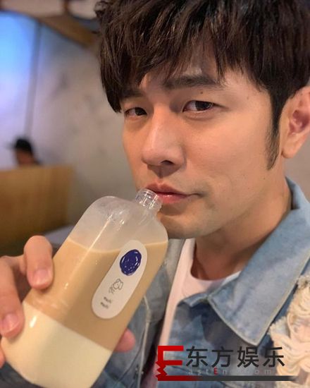 周杰伦喝奶茶原因惊呆网友 太光明正大了!