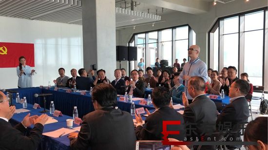 平安五一“心连心”节目珠海会场录制 与黄圣依共唱《乘风破浪》