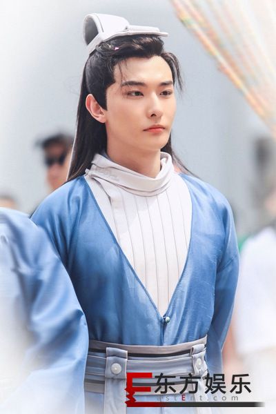 王瑞昌《云上学堂》开机 与鞠婧祎宋威龙共组古装颜值天团