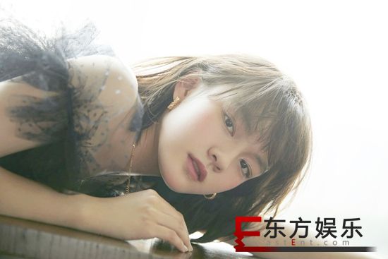 自我风格冲撞!文淇一字领纱裙刚柔并济演绎“反正是我”