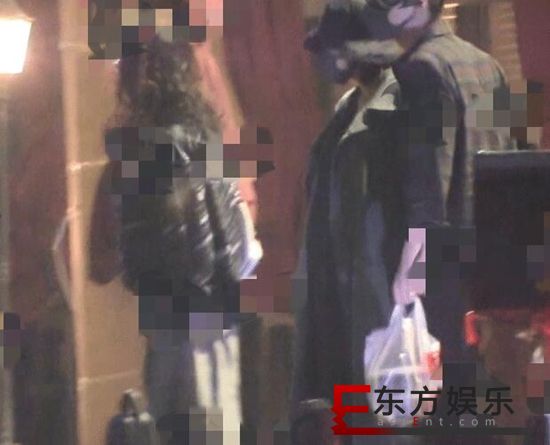 高圆圆孕肚照曝光 腹部隆起赵又廷细心搀扶!