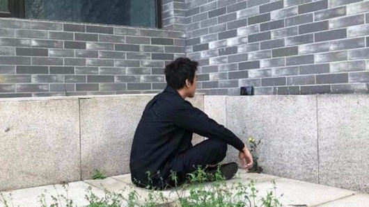 邓超坐墙角给跑男录视频 加油鼓励新成员朱亚文王彦霖等!