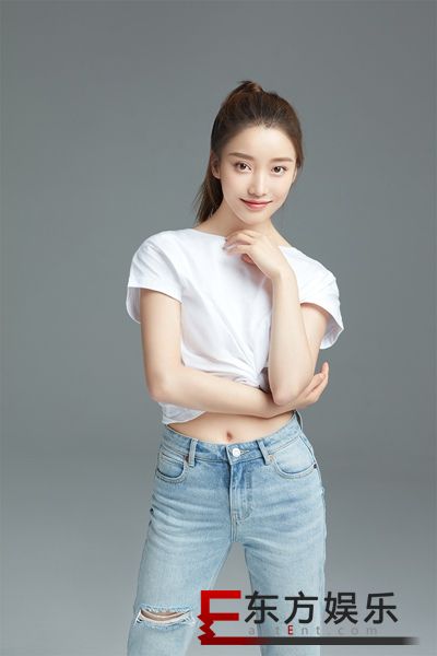 姜贞羽最新写真清新可爱 新剧热播穿搭受好评
