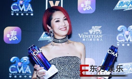 杨千嬅出席全球华语榜中榜 斩获双奖尽显港乐本色