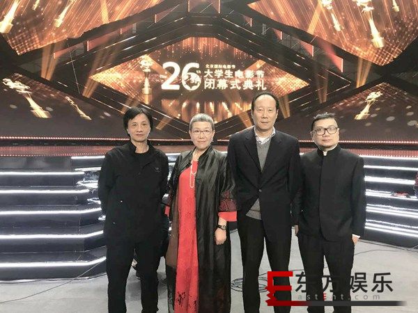 《红花绿叶》亮相大学生电影节闭幕红毯 导演刘苗苗被学生疯狂安可