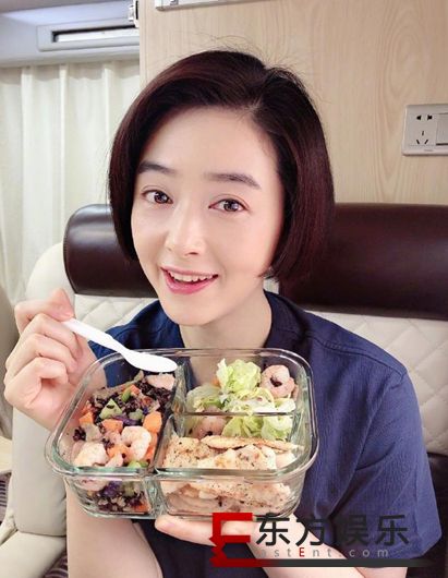 蒋欣晒美照加减人生 手捧美食短发出镜!