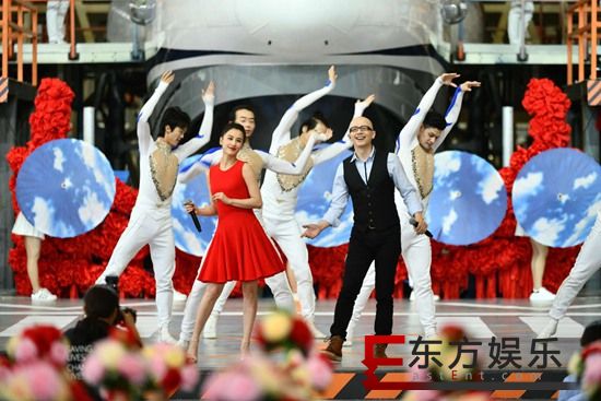 强势刷屏!平安再登新闻联播 央视五一晚会再唱《乘风破浪》