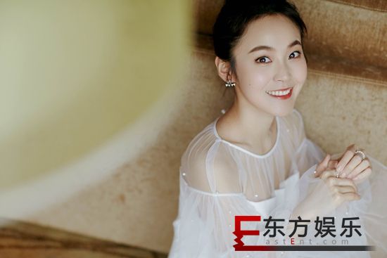 张佳宁白裙亮相活动现场 俏皮活力仙气十足