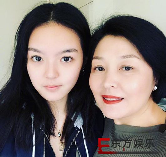 哈文晒与女儿合照 母女俩同框颜值很高!
