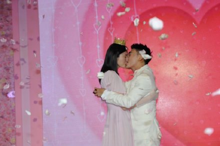 奚梦瑶疑怀孕 男友发文承认求婚成功!