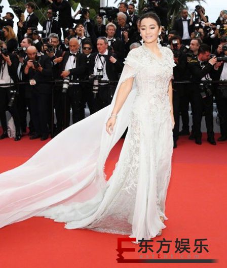 巩俐白色披风纱裙宛如女王降临 独享戛纳红毯清场待遇!