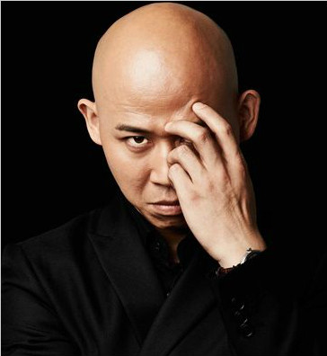 庞国昌黑色西装写真曝光 目光深邃犀利尽显硬朗本色