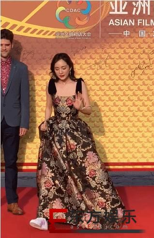 杨幂穿礼服配运动鞋 你认为礼貌吗?