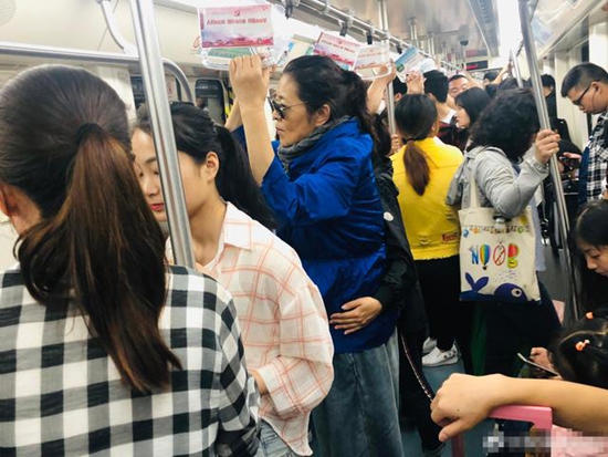 倪萍长沙挤地铁 没人让座说明女神还很年轻?
