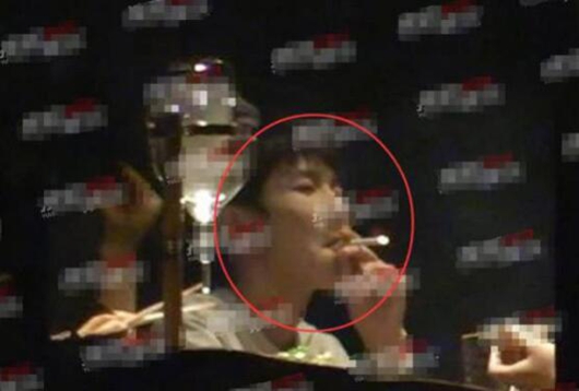 王源吸烟照曝光 你能接受爱豆吸烟吗?
