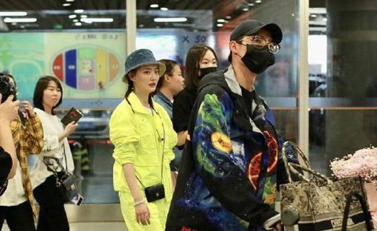 张铭恩接机徐璐 大方接受粉丝拍摄并未阻拦躲避!