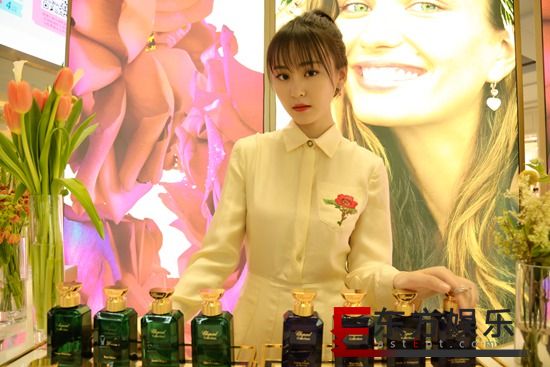 新晋小花丁芝天出席品牌活动 香槟色长裙气质满分